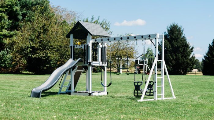 King-Swings-Cubbys-Fort-Vinyl-Swing-Set-Front