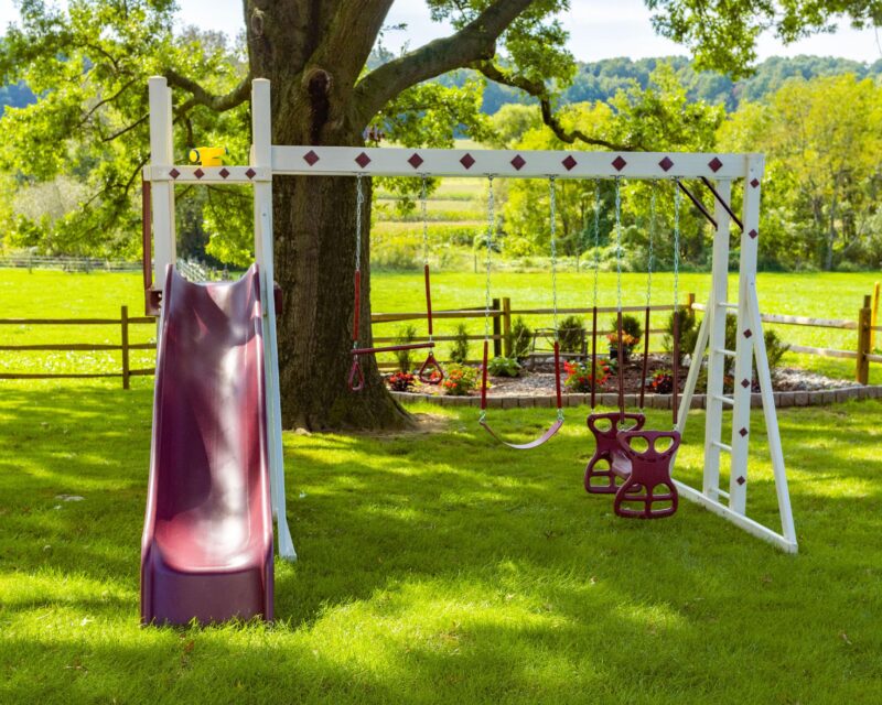 King-Swings-Honeybear-Hangout-Vinyl-Swing-Set-Front