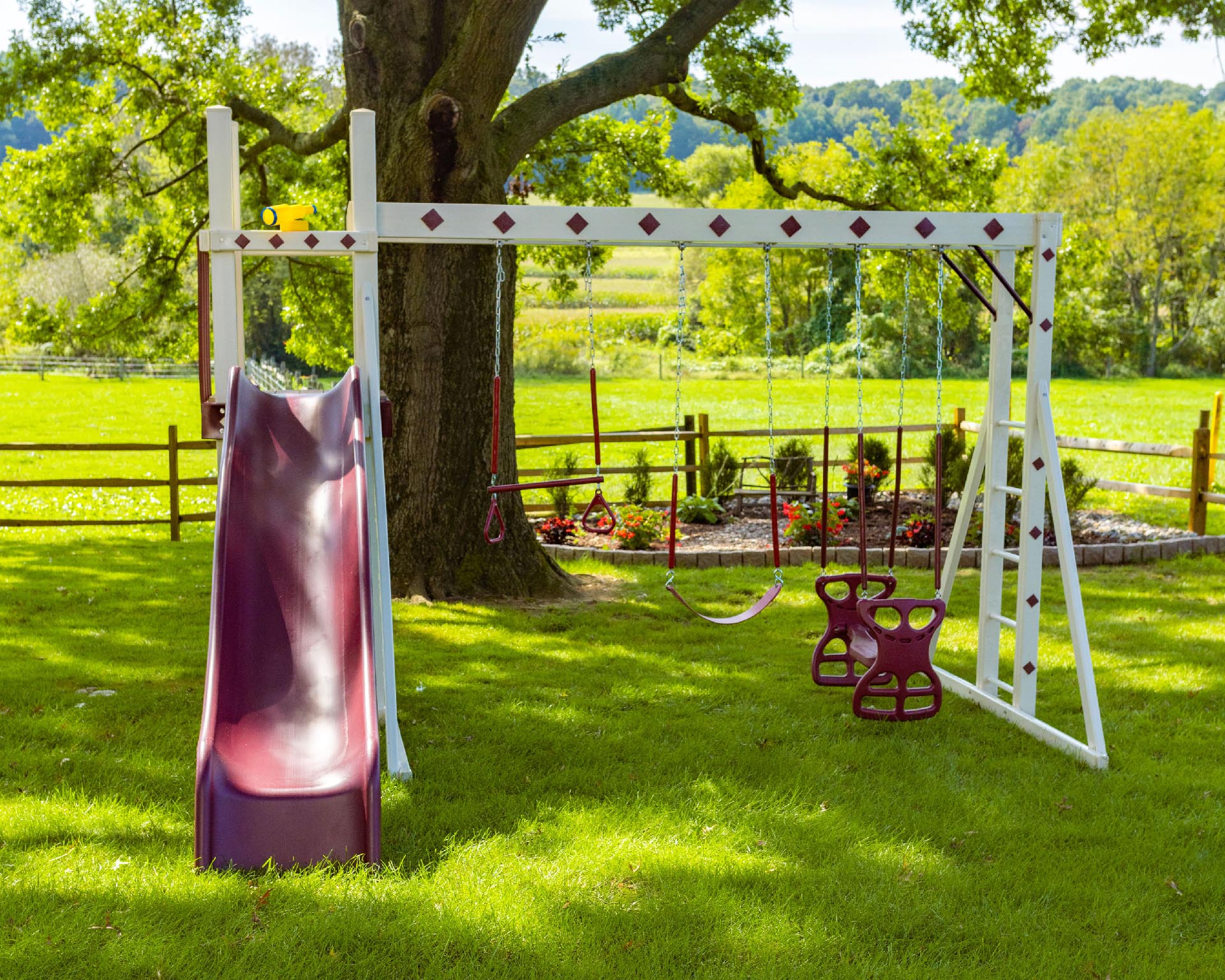 King-Swings-Honeybear-Hangout-Vinyl-Swing-Set-Front