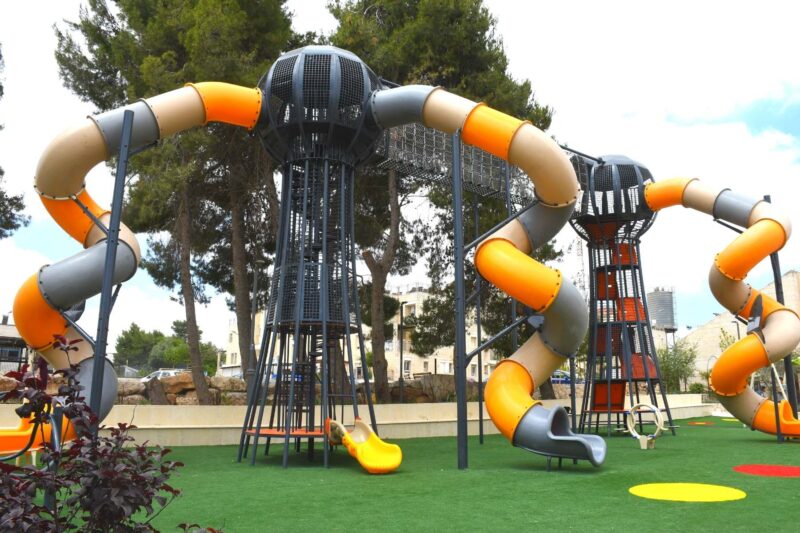 Psagot-Commercial-Playgrounds-Double-Bubble-B-Build-1