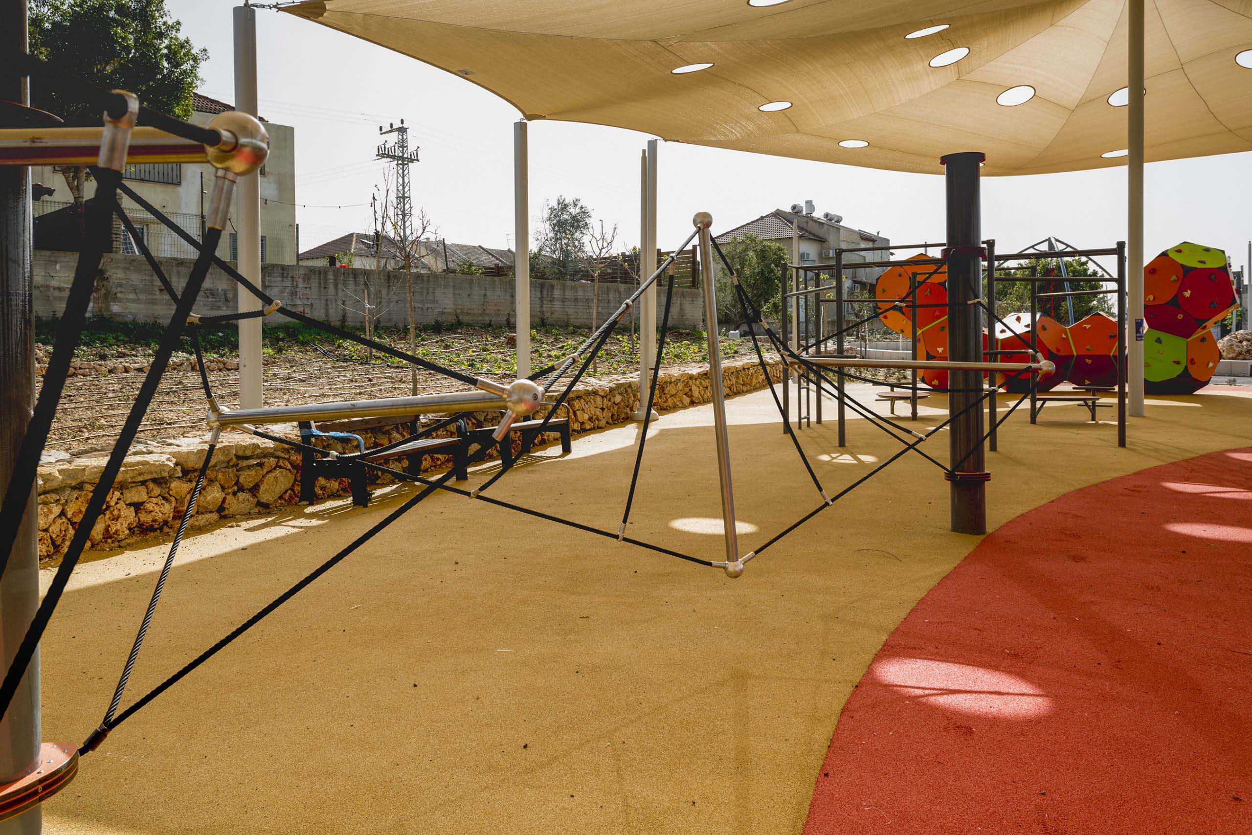 Psagot-Commercial-Playgrounds-Golden-Gate-Bridge-Build