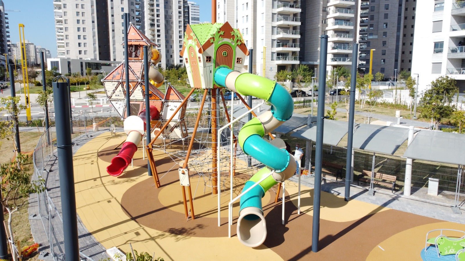 Psagot-Commercial-Playgrounds-Long-Beach-Build-Side-Right