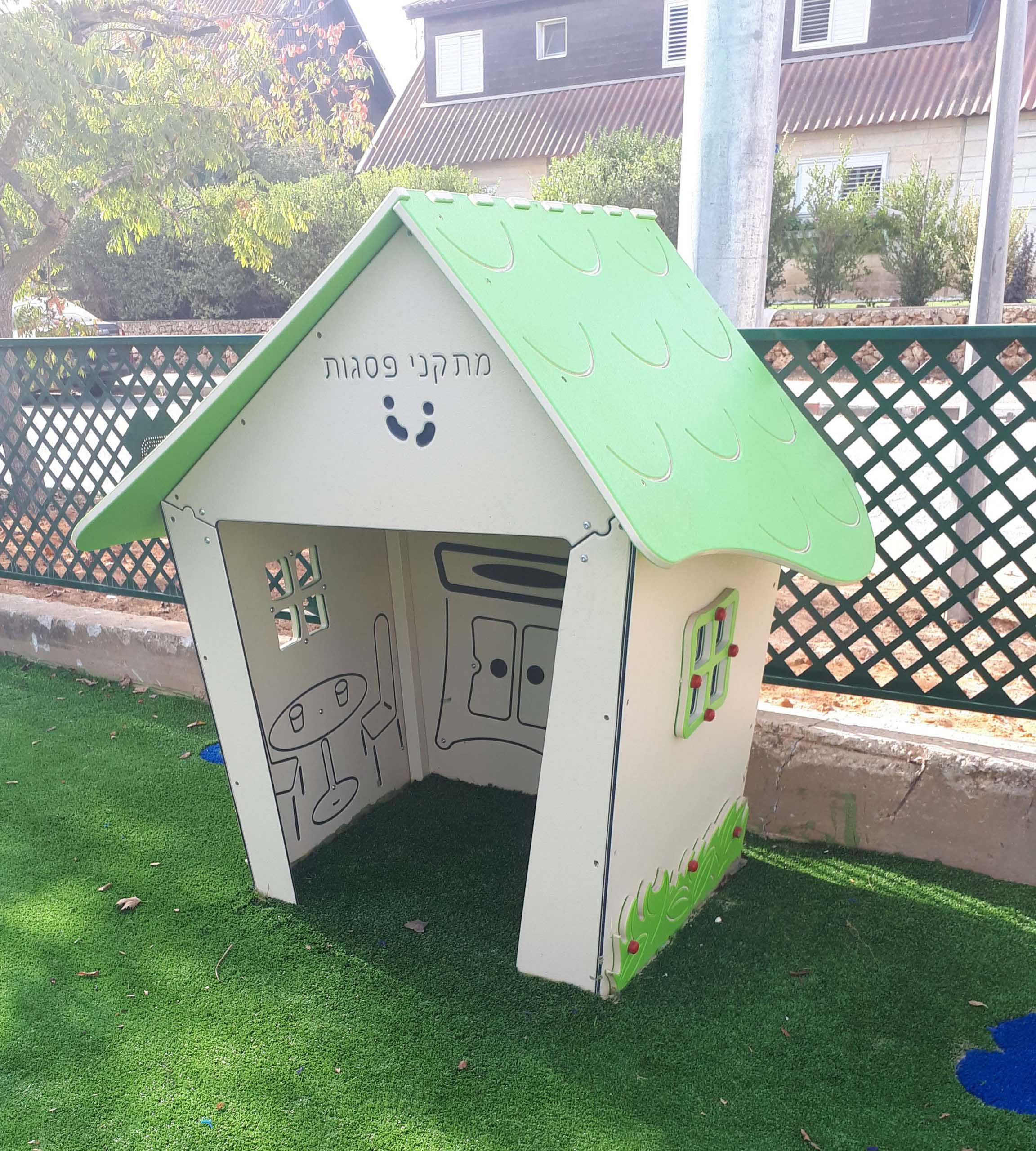 Psagot-Commercial-Playgrounds-Magical-Cabin-Build-Side-Right