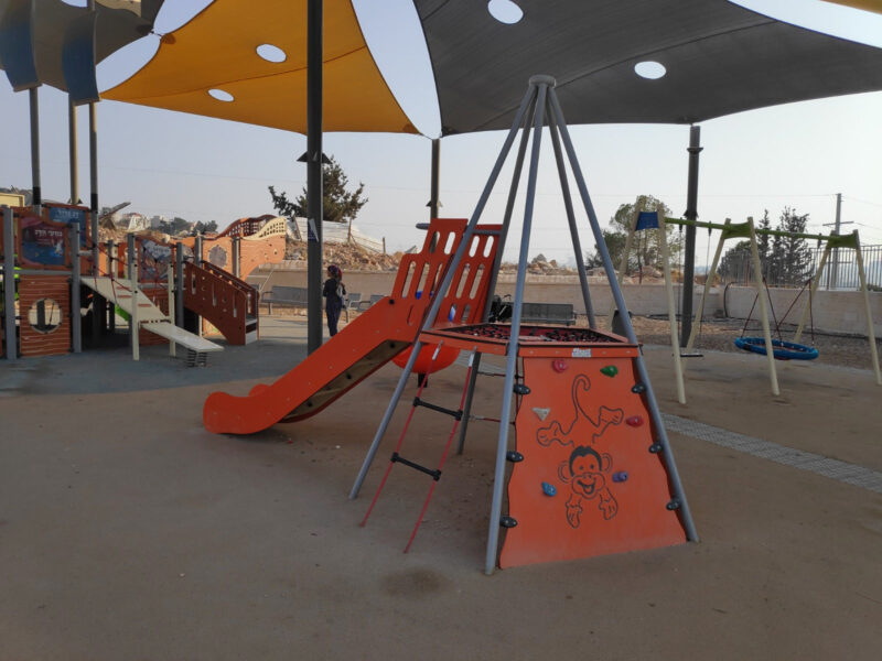 Psagot-Commercial-Playgrounds-Mini-Pyramid-Build-Side-Right