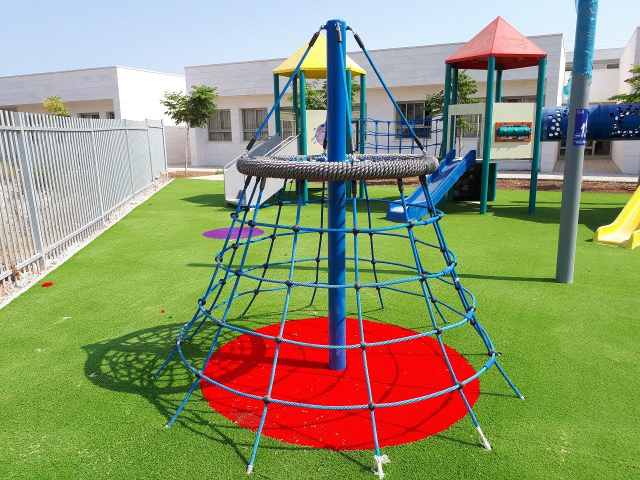 Psagot-Commercial-Playgrounds-Pluto-Build