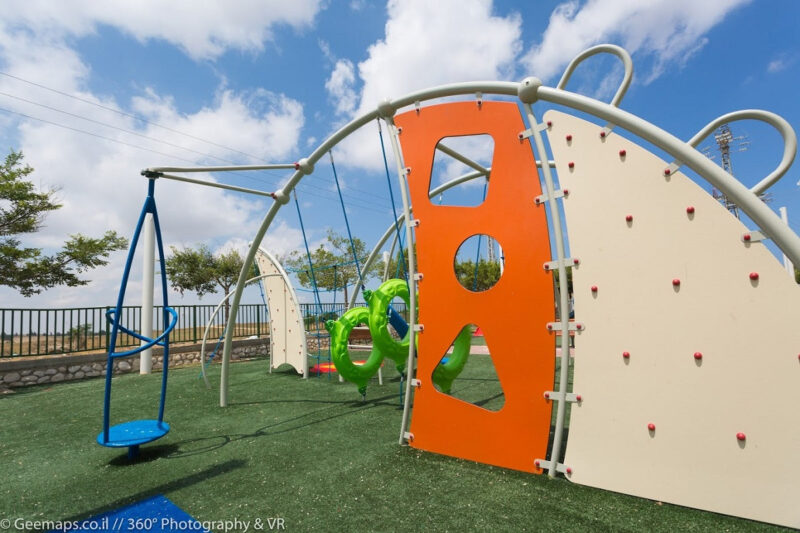 Psagot-Commercial-Playgrounds-The-Columbia-Build-Side