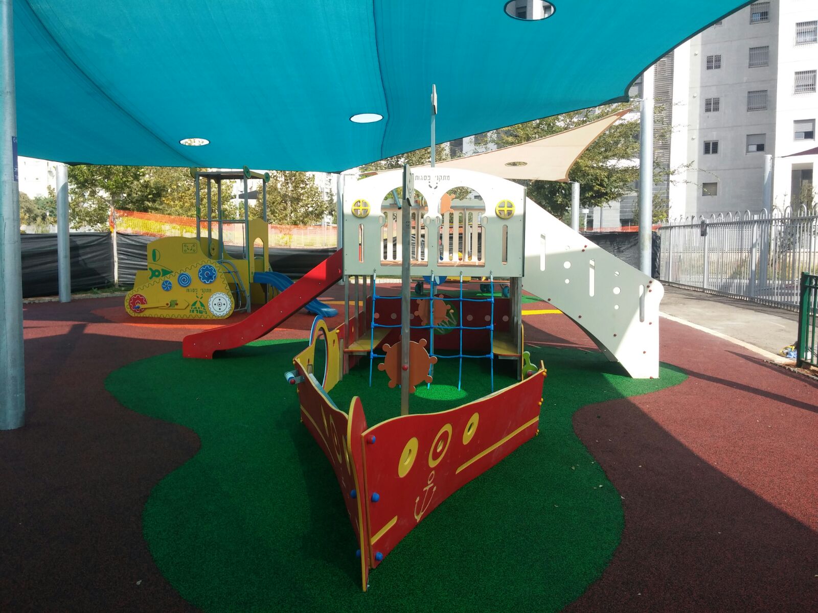 Psagot-Commercial-Playgrounds-The-Mayflower-Build-Front