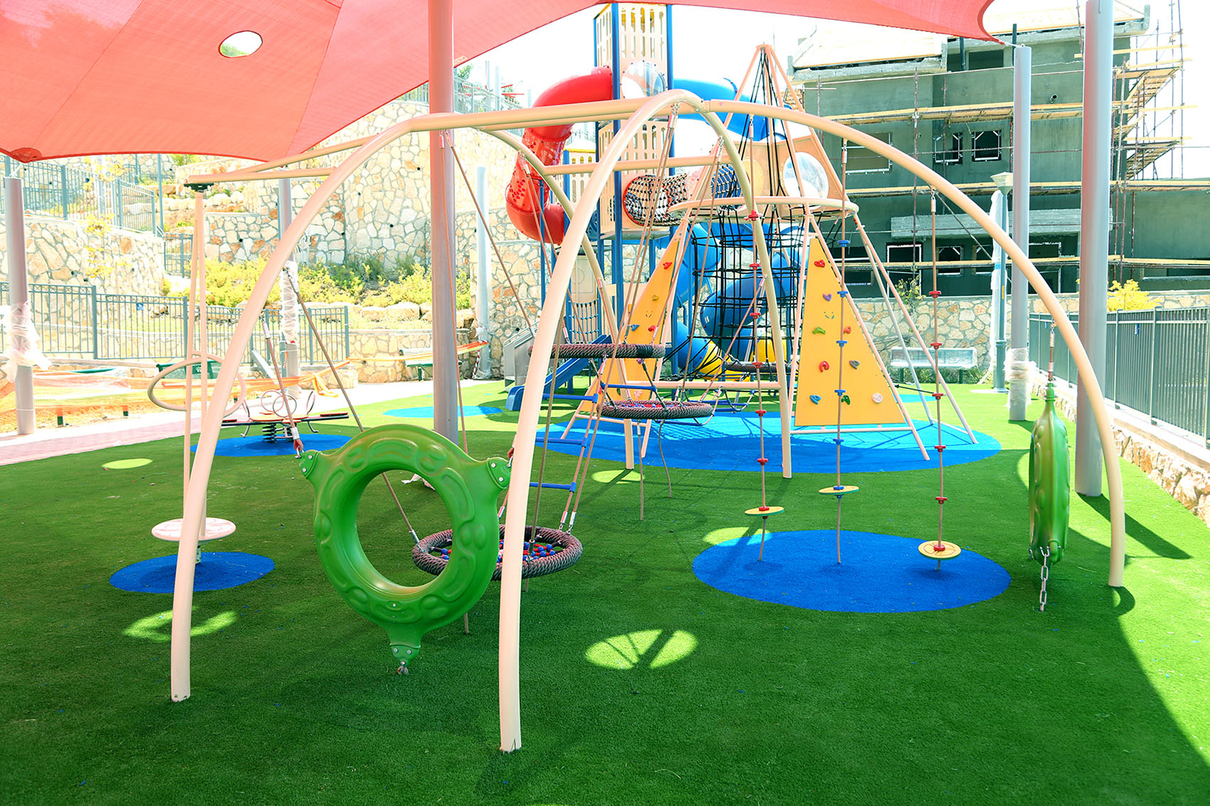 Psagot-Commercial-Playgrounds-The-Snake-Build-2