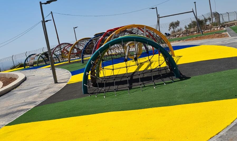 Psagot-Commercial-Playgrounds-The-Yukon-Build-3