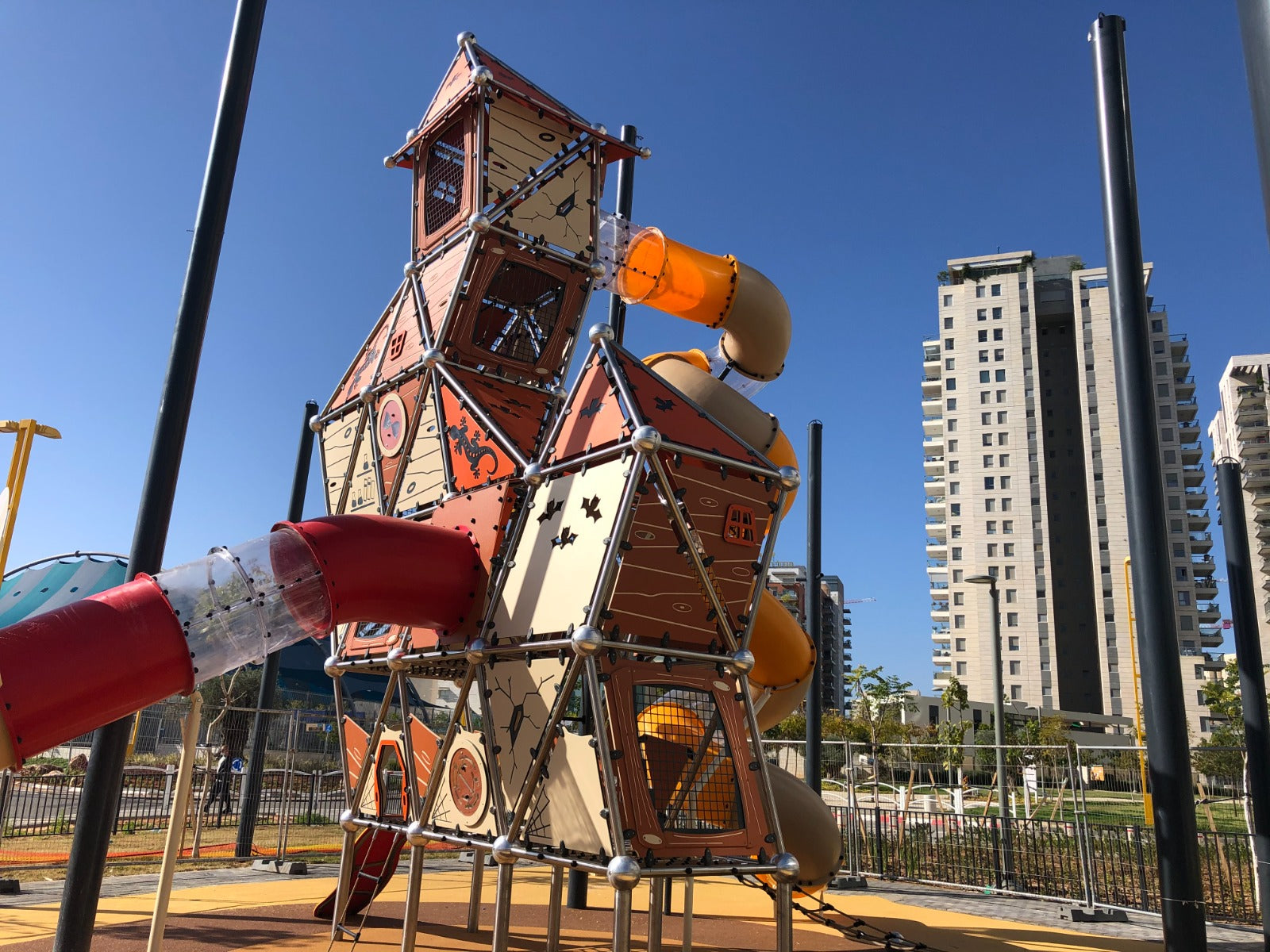 Psagot-Commercial-Playgrounds-Witch-House-Build-Side-Right